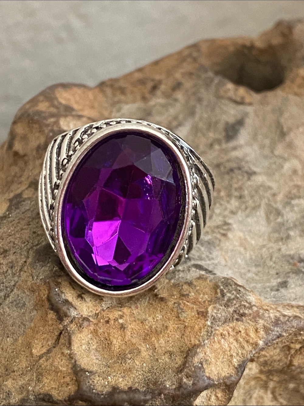 5/$10❤️❤️❤️NEW Ornate Faceted Acrylic Cabochon Ring